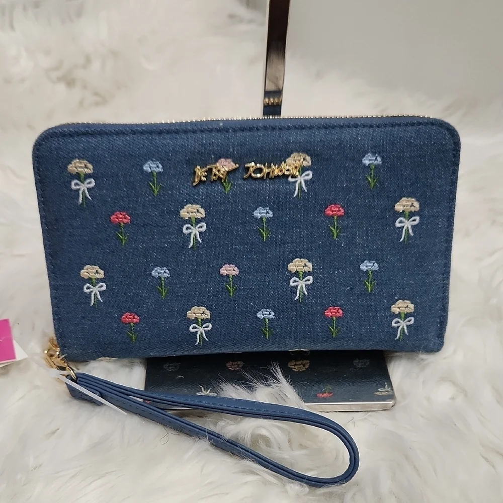 💙🔹️Betsey Johnson🔹️ Denim XOZIP-E Blue Floral Embroidered wallet + Wristlet